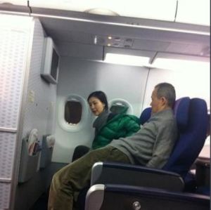王石和田朴珺在飛機上 
