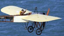 法國飛行員Edmond Salis飛越英吉利海峽