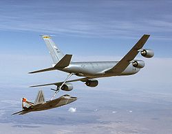 （圖）KC-135空中加油機與F-22