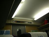 （圖）CRH2型動車組車內的顯示器，顯示列車當前運行速度。