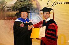 鄭崇華被台大授予名譽工學博士學位