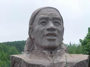 大寨陳永貴故居前的雕像