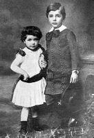 5歲的愛因斯坦和3歲的妹妹