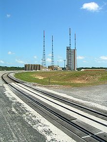 ELA-3發射架，外圍的四個高塔是避雷針