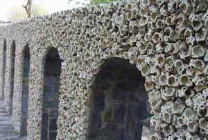 （圖）昌迪加爾“垃圾公園”內,用廢棄的插頭製作的拱門