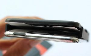 iPod Touch成功接上蘋果皮520後，頂端會留下一些空隙，但不影響兩者的密合度