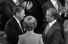 1981年1月20日，在羅納德-里根的總統就職儀式上，里根和卡特握手。在伊朗人質危機的444天后，在各方的斡鏇下，在卡特總統任職的最後一天得到了解決。
