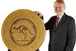 澳大利亞珀斯鑄幣局CEO與該金幣合影