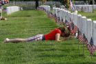 陣亡將士紀念日，在親人墓碑前追思的女孩