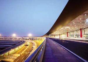 北京，首都國際機場T3航站樓一派燈火輝煌，在五光十色的燈光照耀下顯得更加雄偉和迷人