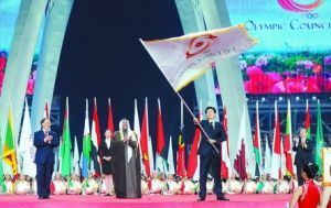 韓國仁川市市長宋永吉(右)揮舞亞奧理事會會旗