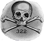 骷髏會的標誌是一個骷髏和兩根交叉的骨頭，再加上神秘的數字“322”