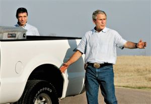 2008年2月，時任美國總統小布希在克勞福德農場招待時任丹麥首相拉斯穆森時，又玩起了皮卡車。