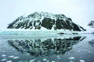 南極半島某處冰層融化殆盡 加拿大科研人員一項基於地質模型的最新研究顯示，如果全球氣溫升高導致南極西部冰蓋完全融化，美國華盛頓特區將被淹沒。南極冰蓋融化造成的影響比此前預期還要嚴重。研究報告發起者，多倫多大學加拿大高級研究所教授傑里·米特羅維察說： “南極西部冰蓋四周有一圈冰架，起著穩定冰蓋的作用。這圈冰架對氣候變化十分敏感，一旦遭到破壞，那么南極西部冰蓋將更有可能融化崩塌。”政府間氣候變化問題研究小組2007年發布的一篇報告稱，一旦南極西部冰蓋全部融化，將導致全球海平面平均升高5米。米特羅維察和同事指出，這一預測過於簡單，由於海平面的升高受地心引力和地球自轉的影響，因此，全球範圍內其升高的程度不完全一樣。科學家擔心，按照現在全球變暖的趨勢，南極西部冰蓋將會在未來幾個世紀乃至幾十年中，部分融化甚至完全融化。“如果南極西部冰蓋完全融化，所有過程產生的後果將是，許多沿海地區海平面上升幅度比先前預測要高出最多25%，達到6至7米，”米特羅維察說， “尤其對華盛頓特區、紐約、加利福尼亞沿海地區這些人口高度稠密的地區帶來嚴重影響。”海平面升高6米將意味著：美國首都華盛頓特區將被海水淹沒。儘管華盛頓地區的海岸線並不長，但它的地勢十分低洼。此外，南弗羅里達州和路易斯安那州南部也將被海水淹沒。（