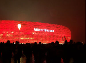 當拜仁進行主場比賽時，安聯競技場會發出紅光