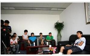 2010年8月1日下午4點左右，北京電視台《每日文娛播報》欄目記者和攝像一行兩人前往郭位於北京市大興區瀛海莊園小區的別墅進行實地探訪，不料卻遭郭方面的拒絕並動粗