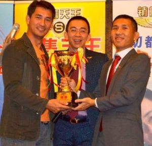 馬來西亞著名影星葉良財作為頒獎嘉賓頒發銷售冠軍獎盃與西流龍老師