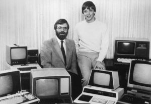 微軟創始人艾倫(左)與蓋茨合影