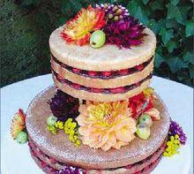 用鮮花裝飾的裸蛋糕