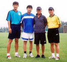 廉勝必（左二）與城南一和隊主教練車敬福