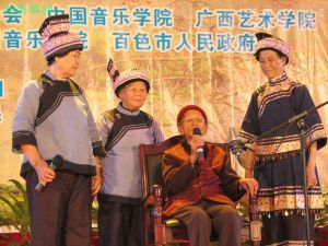 凌雲壯族72巫調音樂 - 被自治區文化廳授予非物質文化遺產項目代表傳承人的80歲老人彭八英和幾位弟子演唱。