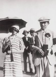 1930年10月，為亡父服喪的張學良與夫人于鳳至在東北運動會上
