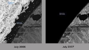 圖中顯示的是位於波弗特海海岸的阿拉斯加州小鎮巴羅，通常沿岸的冰會在冬天形成，然後在第二年的7月融化。這些衛星圖片顯示這個地區的冰塊融化量正在不斷加大。左邊是2006年7月圖，右邊是2007年7月圖。