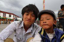 唐人立和大昭寺前的藏族小孩