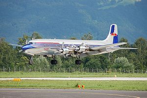 紅牛公司的DC-6B在薩爾斯堡降落