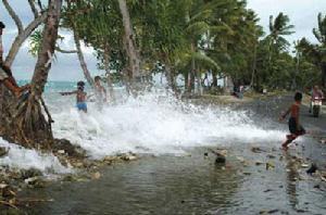 2005年的吐瓦魯，洪水影響沿海道路