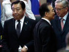 圖為溫家寶與日本首相野田佳彥擦身而過。