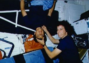 1989年，醫生艾倫·貝克正在“亞特蘭蒂斯”號太空梭上對華裔太空人張福林進行體檢