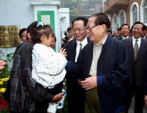 1999年10月10日，江澤民在時任天津市委書記的張立昌陪同下考察天津市和平區求助中心。