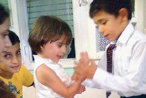 敘利亞5歲男孩與3歲女友訂婚 父母買戒指表支持