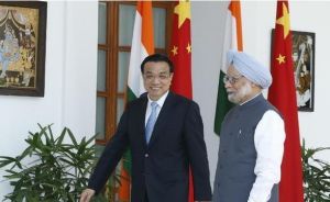5月20日，中國國務院總理李克強在新德里與印度總理辛格舉行會談。這是李克強與辛格步入會談大廳。