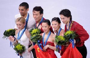 2月15日，中國選手申雪/趙宏博（中）、龐清/佟健（右）和德國選手薩維琴科/索爾科維在頒獎儀式上合影
