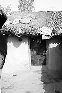 （圖）卡琳迪家只有一間小屋，家徒四壁，家裡沒電、沒水也沒有衛生間
