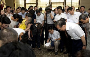 溫家寶總理向死傷者家屬鞠躬表示慰問