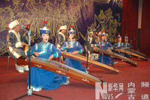 內蒙古蘇尼特左旗烏蘭牧旗演員表演蒙古箏彈奏。盛行於元代的蒙古箏如今已瀕臨滅絕，會彈奏的人越來越少。