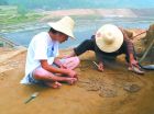 考古工作人員在清理大溪文化遺址