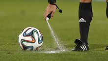 2013年世俱杯上一名裁判正在使用噴霧