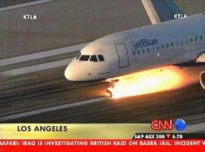 （圖）美國客機安全迫降成功，起落架著火。 