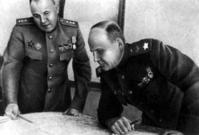 元帥科涅夫在研究戰局，旁邊是扎哈洛夫