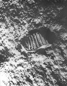 太空人阿姆斯特朗是踏上月球的第一人。他在月球上留下了清晰的足跡。他說：“對我個人來說是向前邁了一小步，但是對人類來說，這是一個巨大的飛躍。”