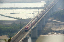 列車行駛在浦陽江大橋上