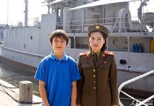 13歲的美國男孩喬納森-李（左）與一名朝鮮女兵（右）合影