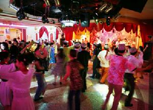 來賓們用舞姿和歌聲帶給新郎新娘美好的祝願，這個熱鬧的婚禮會一直持續到深夜。