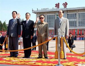 國務院總理溫家寶4號上午乘專機抵達平壤，朝鮮最高領導人金正日親自接機，數十萬平壤市民列隊歡迎。