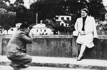 1950年代，蔣經國幫妻子蔣芳良拍照