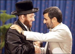 伊朗前總統內賈德和一名猶太拉比（左）握手